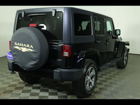 Used 2017 Jeep Wrangler Unlimited Sahara w/ Connectivity Group AWD/4WD image 10