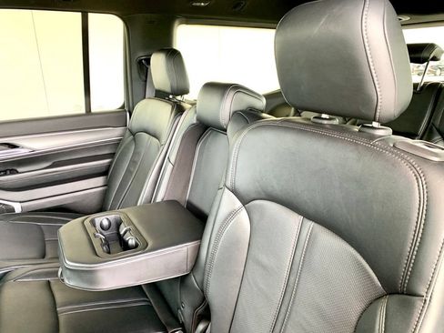 Used 2025 Jeep Wagoneer Series II w/ 8-Passenger Seating Package AWD/4WD image 20