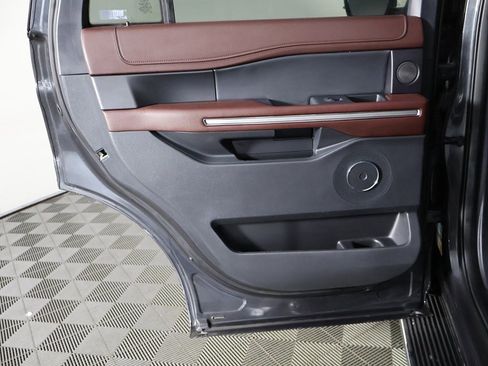 Used 2022 Ford Expedition Limited image 31