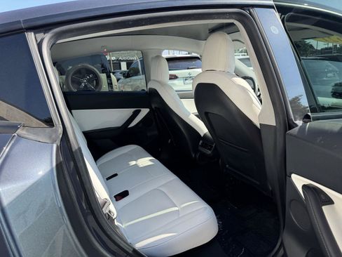 Used 2021 Tesla Model Y Long Range AWD/4WD image 40