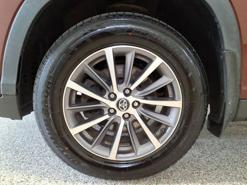 Used 2019 Toyota Highlander XLE image 31