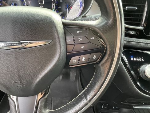 Used 2020 Chrysler Pacifica Limited w/ Advanced Safetytec Group FWD image 24