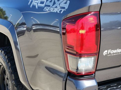 Used 2021 Toyota Tacoma TRD Sport w/ TRD Premium Sport Package AWD/4WD image 15