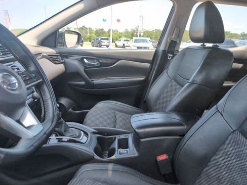 Used 2021 Nissan Rogue Sport SV w/ Technology Package FWD image 2