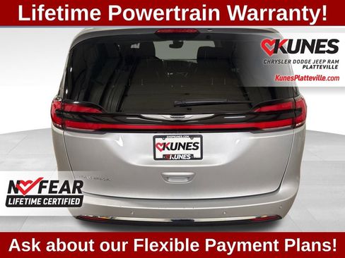 Used 2024 Chrysler Pacifica Touring-L image 9