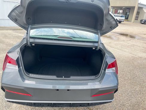 Used 2026 Hyundai Elantra SE FWD image 18