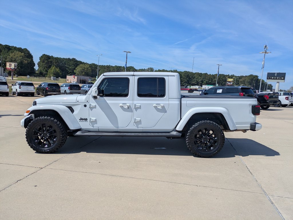 Used 2023 Jeep Gladiator Overland AWD/4WD image 2