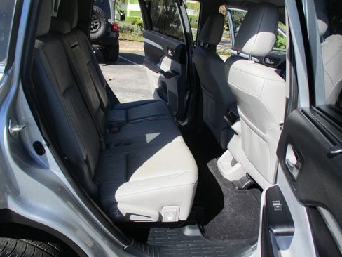 Used 2019 Toyota Highlander XLE image 29