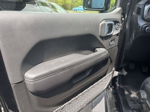 Used 2022 Jeep Gladiator Overland w/ Cold Weather Group AWD/4WD image 17