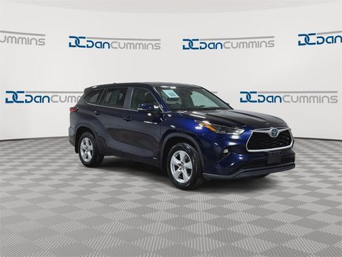 Used 2023 Toyota Highlander LE image 2