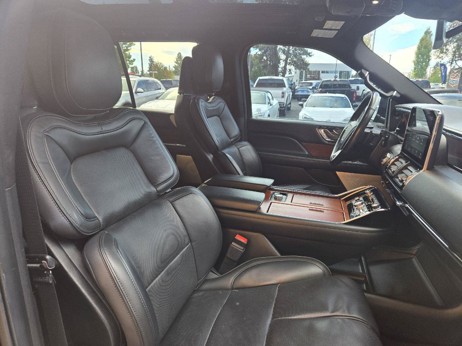 Used 2018 Lincoln Navigator Reserve w/ Technology Package AWD/4WD image 12
