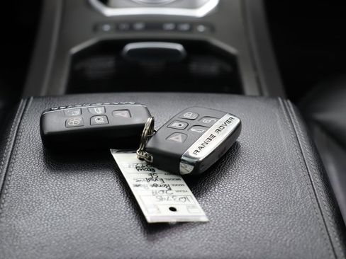 Used 2019 Land Rover Range Rover Evoque SE Premium image 20