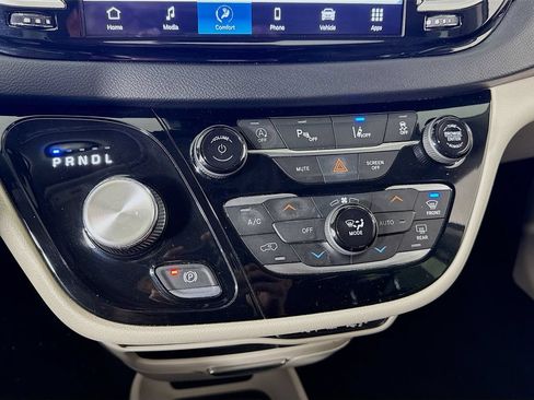 Used 2022 Chrysler Pacifica Touring-L FWD image 15