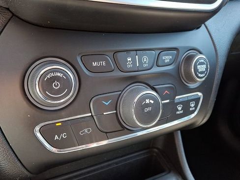 Used 2020 Jeep Cherokee Latitude Plus w/ Cold Weather Group AWD/4WD image 17