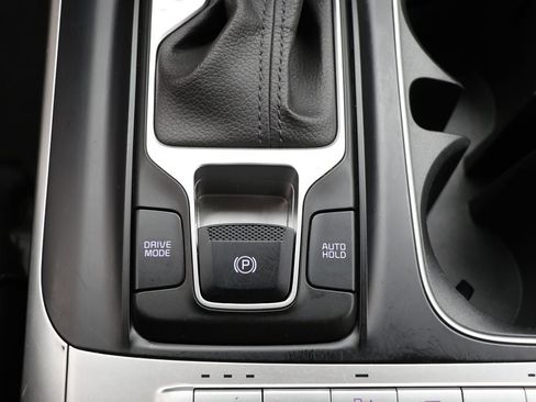 Used 2024 Kia Carnival LX image 24