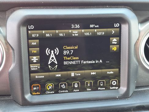 Used 2022 Jeep Wrangler Unlimited Sahara w/ Cold Weather Group AWD/4WD image 18