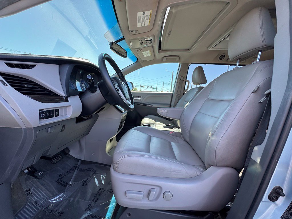 Used 2017 Toyota Sienna XLE Premium FWD image 24