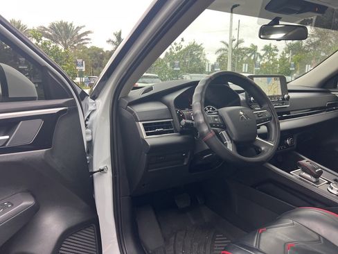 Used 2024 Mitsubishi Outlander FWD image 32