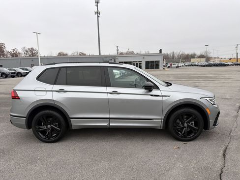 Used 2023 Volkswagen Tiguan SE R-Line image 2