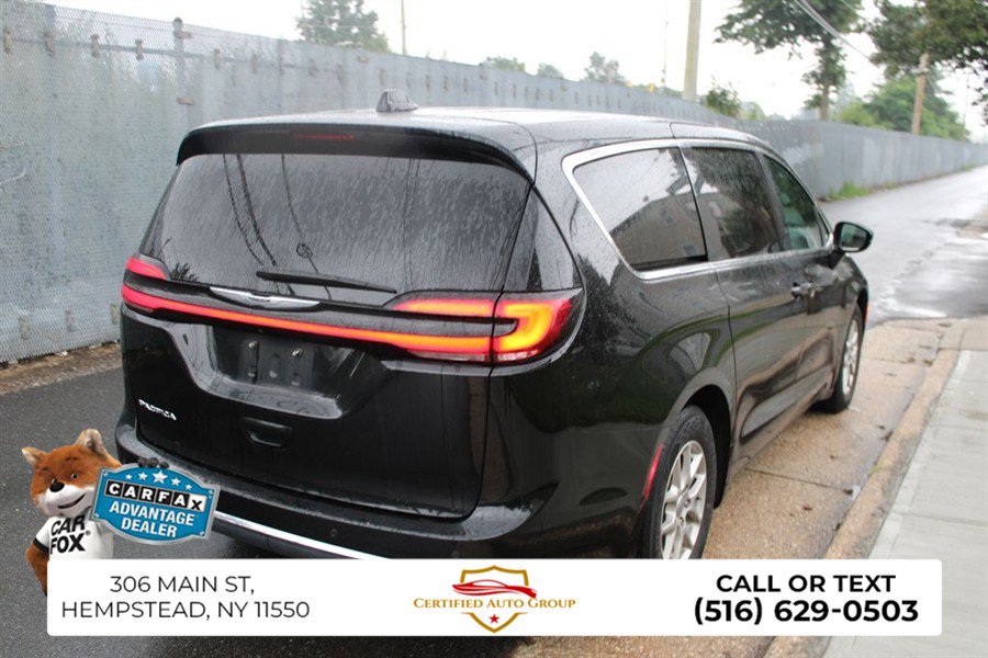 Used 2025 Chrysler Pacifica Select FWD image 5