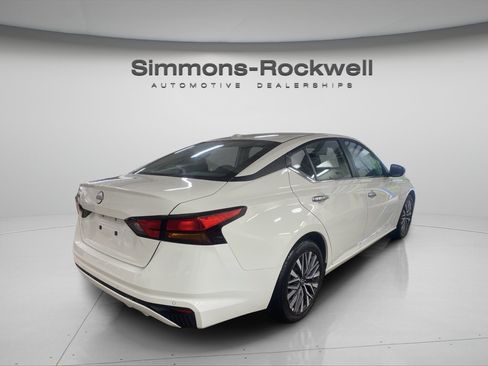 Used 2025 Nissan Altima 2.5 SV FWD image 5