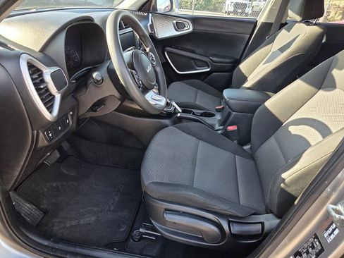 Used 2022 Kia Soul LX image 8