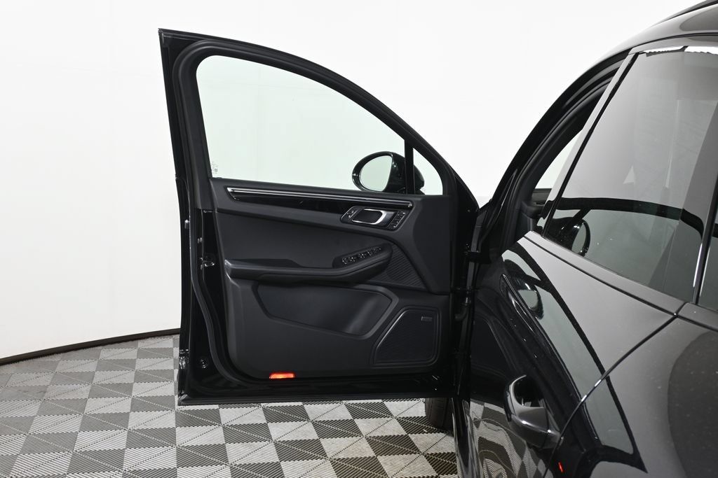 Used 2025 Porsche Macan S AWD/4WD image 24