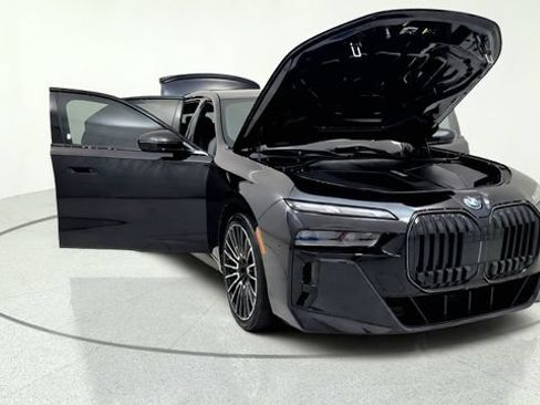 Used 2025 BMW i7 xDrive60 w/ Executive Package RWD image 12