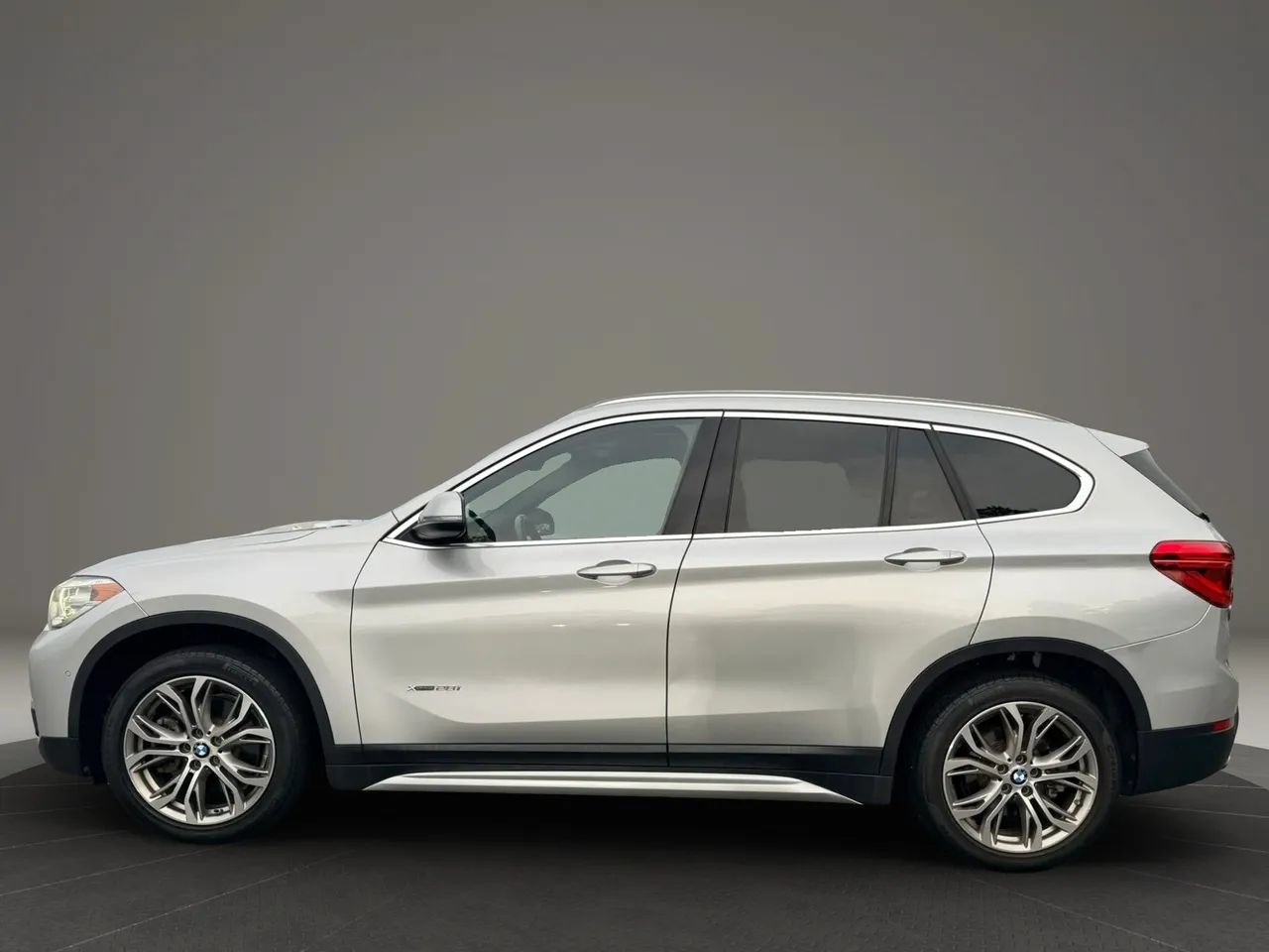 Used 2017 BMW X1 xDrive28i AWD/4WD image 8