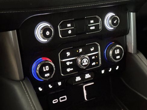Used 2021 GMC Yukon XL SLT w/ Rear Media and Nav Package AWD/4WD image 19