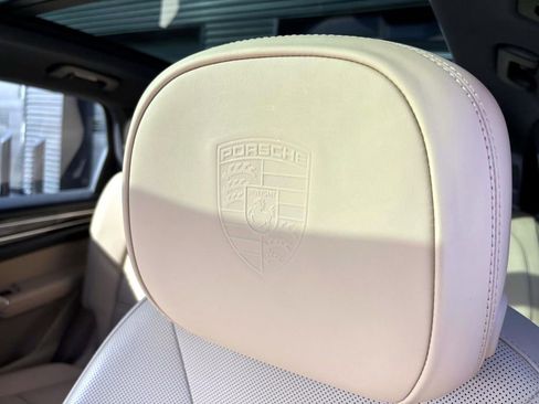 Certified 2022 Porsche Cayenne Platinum Edition image 22