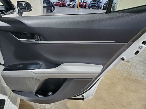 Used 2018 Toyota Camry LE image 18