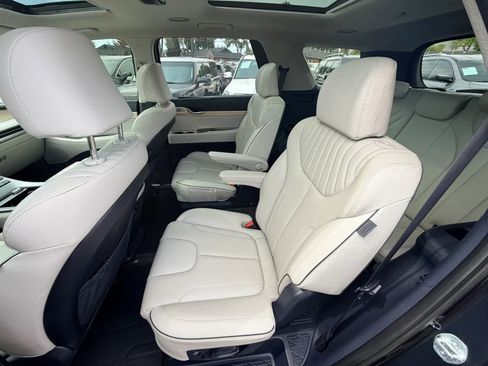 Used 2023 Hyundai Palisade Limited w/ Winter Package image 22