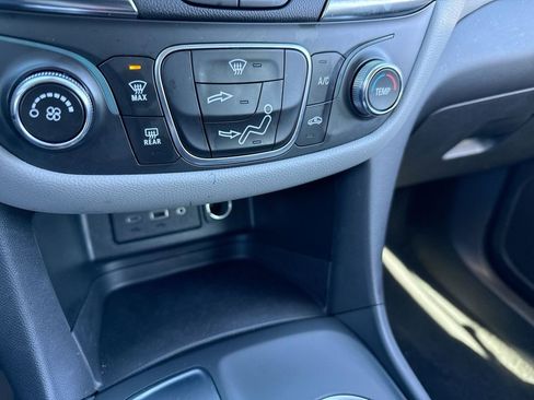 Used 2022 Chevrolet Equinox LS FWD image 19