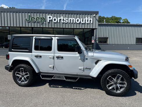 Used 2024 Jeep Wrangler Unlimited AWD/4WD image 2