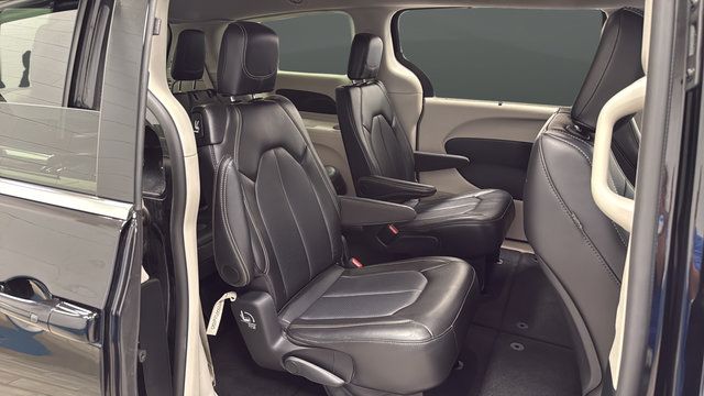 Used 2024 Chrysler Pacifica Touring-L FWD image 23