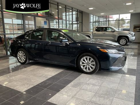Used 2018 Toyota Camry LE image 1
