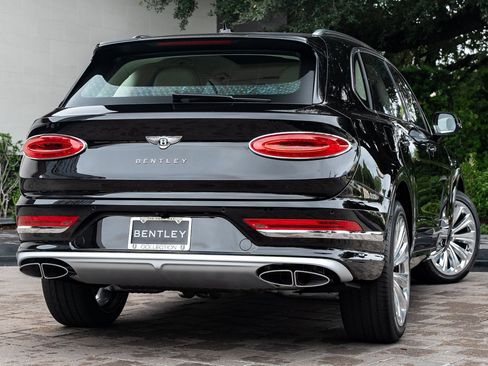 Used 2024 Bentley Bentayga Extended Wheelbase image 3