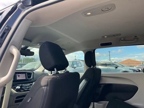 Used 2023 Chrysler Voyager LX FWD image 9