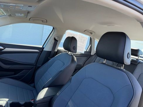 Certified 2025 Volkswagen Jetta SE w/ Black Wheel Package image 17