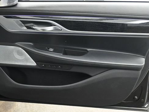 Used 2021 BMW 750i xDrive w/ Executive Package image 22