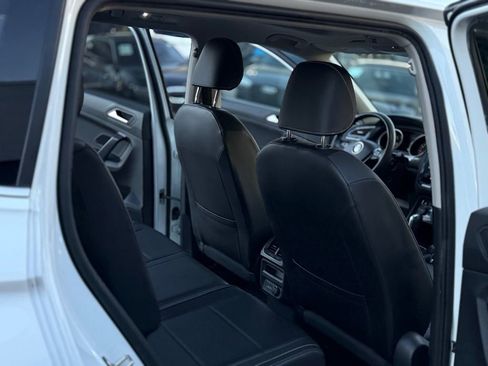 Used 2021 Volkswagen Tiguan SE w/ Panoramic Sunroof Package image 32