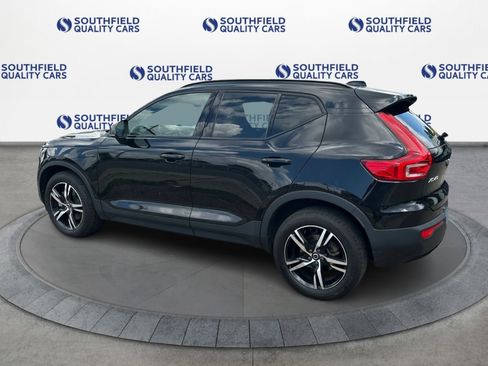 Used 2023 Volvo XC40 B5 Plus AWD/4WD image 4