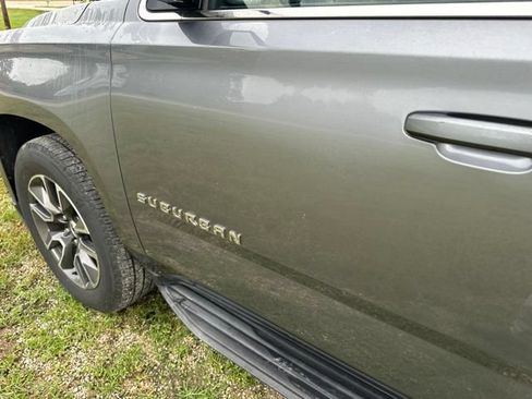 Used 2019 Chevrolet Suburban LT RWD image 23