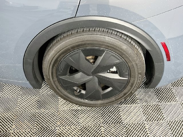 Used 2023 Toyota Prius LE AWD/4WD image 32
