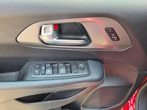 Used 2025 Chrysler Pacifica Select FWD image 12