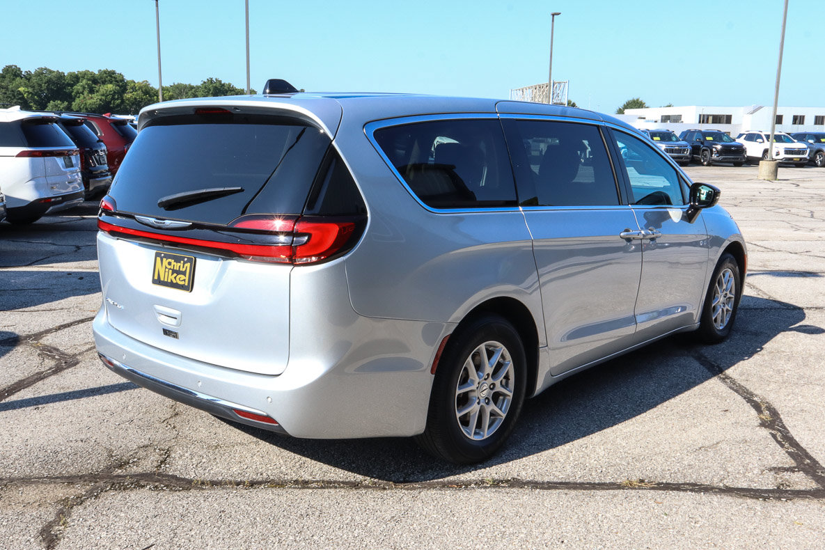 Used 2024 Chrysler Pacifica Touring-L FWD image 4