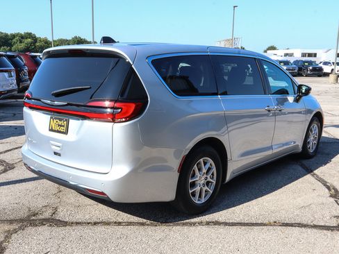 Used 2024 Chrysler Pacifica Touring-L FWD image 4