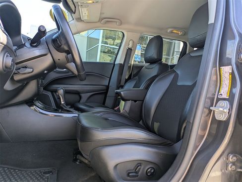 Used 2021 Jeep Compass Latitude image 3