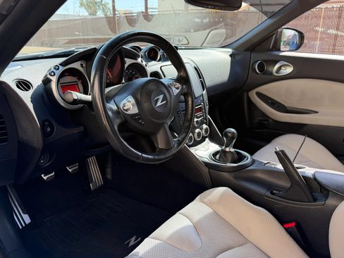 Used 2009 Nissan 370Z Touring w/ Sport Pkg RWD image 12